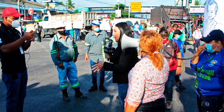 Equipo de Noticiero El Salvador sufre agresiones por parte de empleados comunales durante protestas por FODES equipo-de-noticiero-el-salvador-sufre-agresiones-por-parte-de-empleados-comunales-durante-protestas-por-fodes
